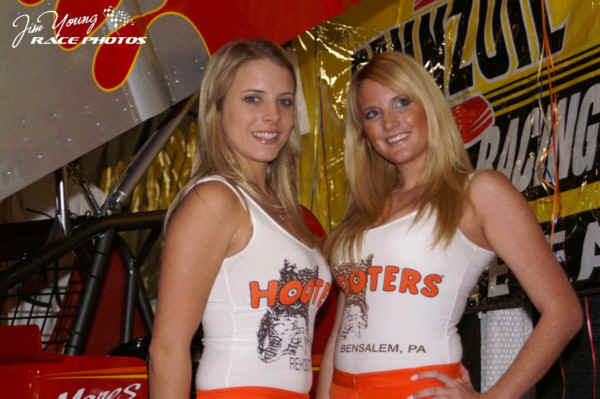 HOOTERS 2.JPG (123613 bytes)