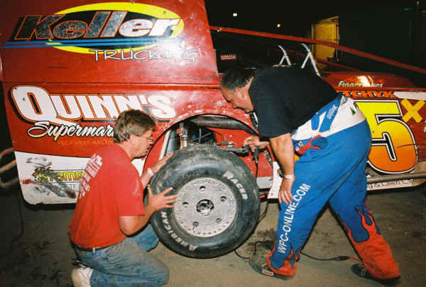 Jeff Rudalavage sipes the tire.jpg (141003 bytes)