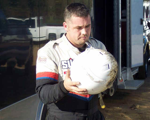 Richie gets his helmet ready.jpg (58774 bytes)